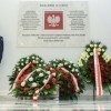 Wieńce przed tablicą upamiętniają posłów i senatorów, którzy zginęli w katastrofie smoleńskiej_fot. - tvn24